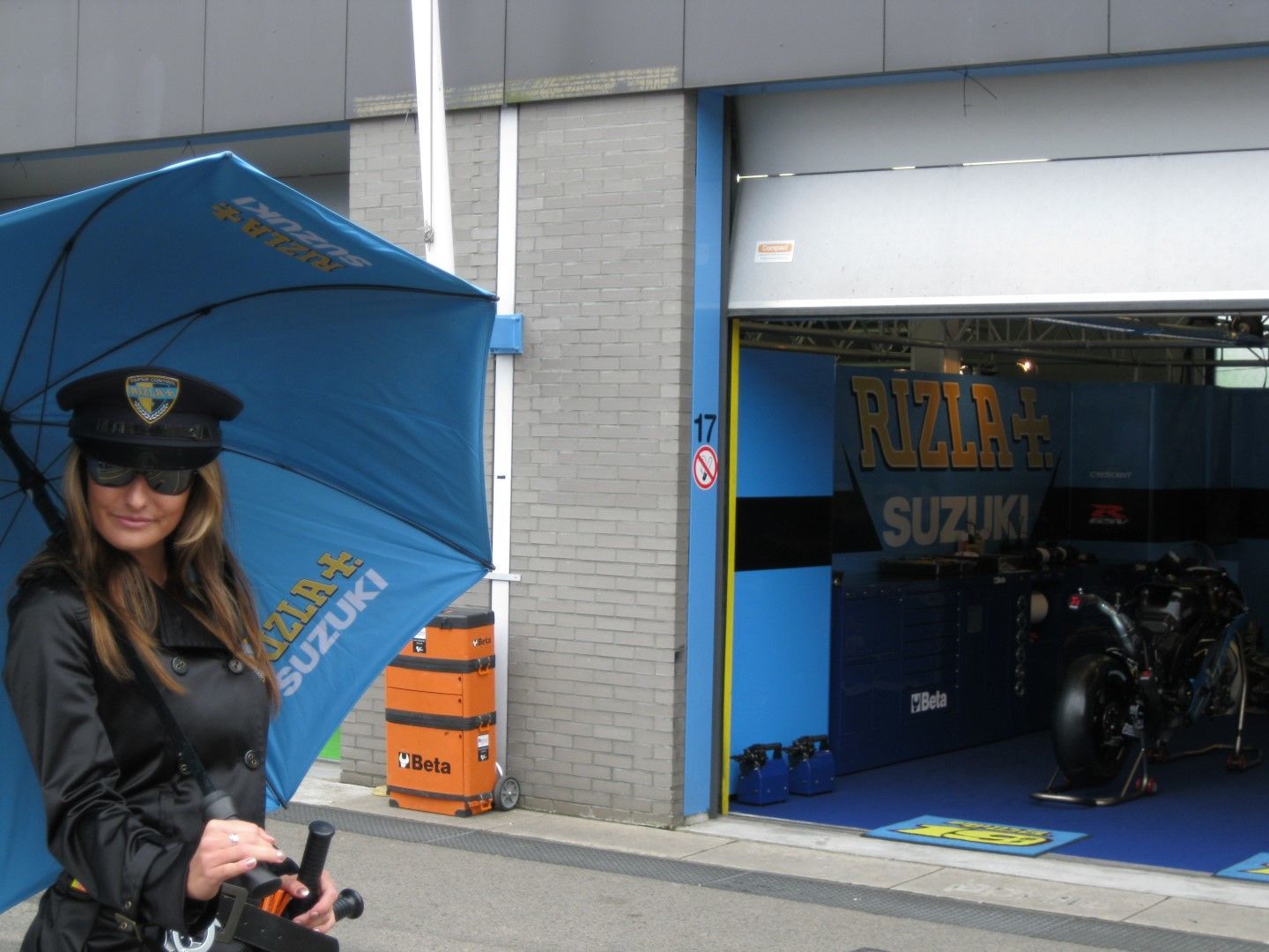 Vrouw staat voor de pitboxen op het TT Circuit Assen