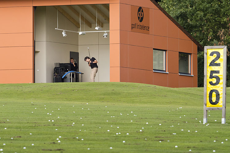 Driving range van golfbaan Heilbronn-Hohenlohe met Compact vouwdeur