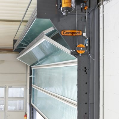 Compact folding door, alternative to the roller shutter