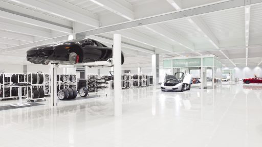 McLaren produktionsanläggning med Compact dörr