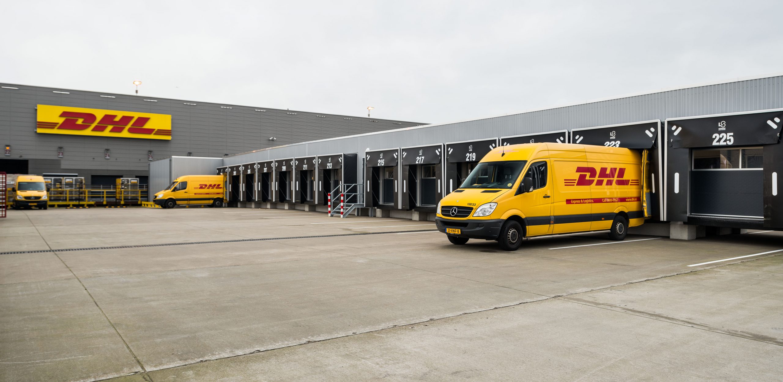 Quai de chargement DHL avec portes Compact