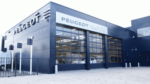 Les concessionnaires Peugeot utilisent des portes Compact dans leur concept de boîte bleue