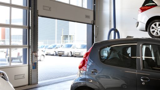 Les concessionnaires Peugeot utilisent des portes empilables Compact dans leur atelier automobile