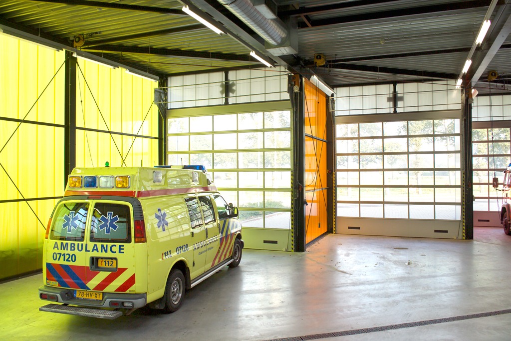 Compact deuren met ventilatieroosters en volledige beglazing voor de ambulance