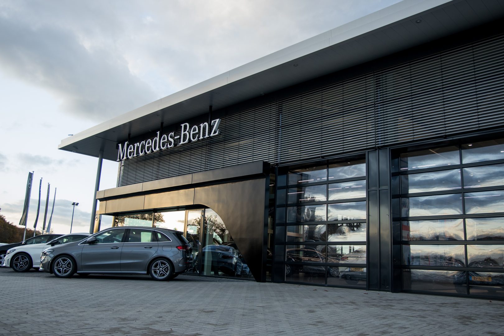 Mercedes-dealer heeft gekozen voor Compact deuren