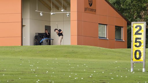 Driving range van golfbaan Heilbronn-Hohenlohe met Compact vouwdeur