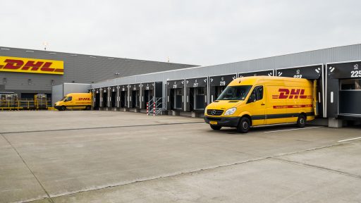 DHL laadperron met Compact deuren