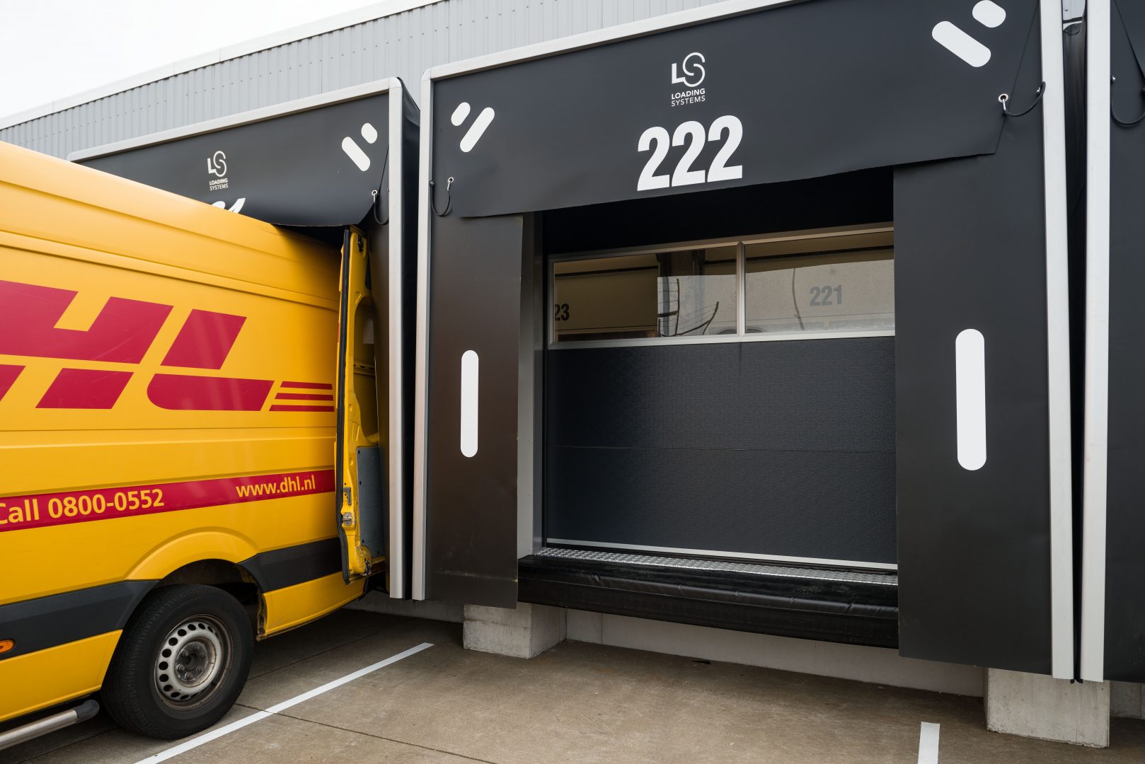 DHL laadzone met Compact deuren