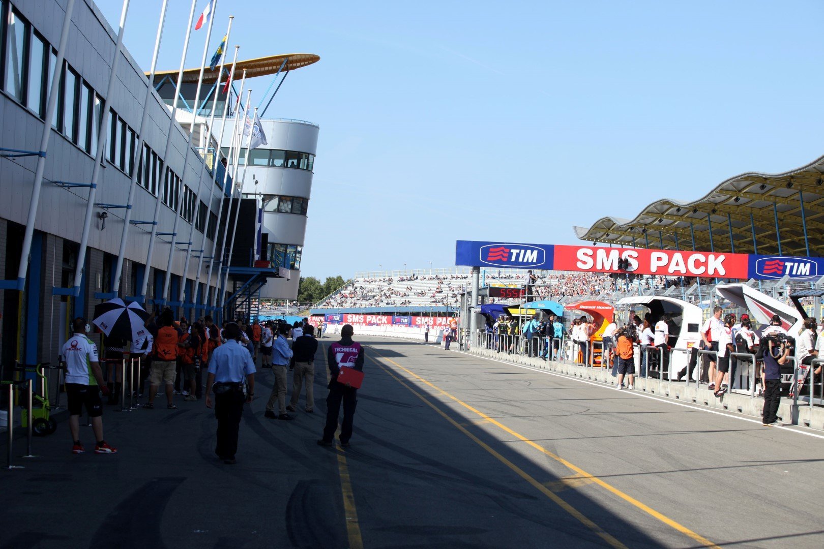 TT-assen pitlane met Compact vouwdeuren