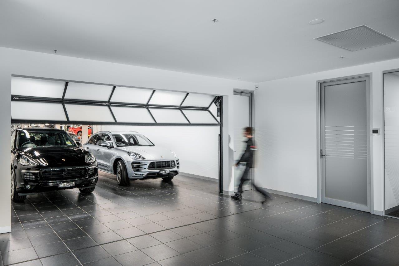 De Compact deur scheidt de showroom van de werkplaats