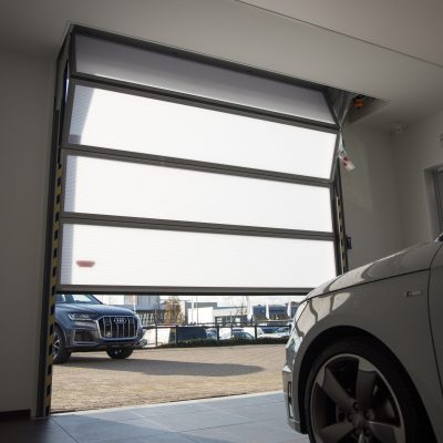 Beter dan een roldeur - garagedeur met semitransparant glas