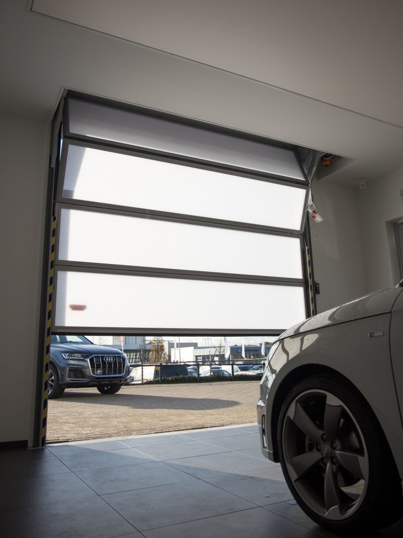 Beter dan een roldeur - garagedeur met semitransparant glas