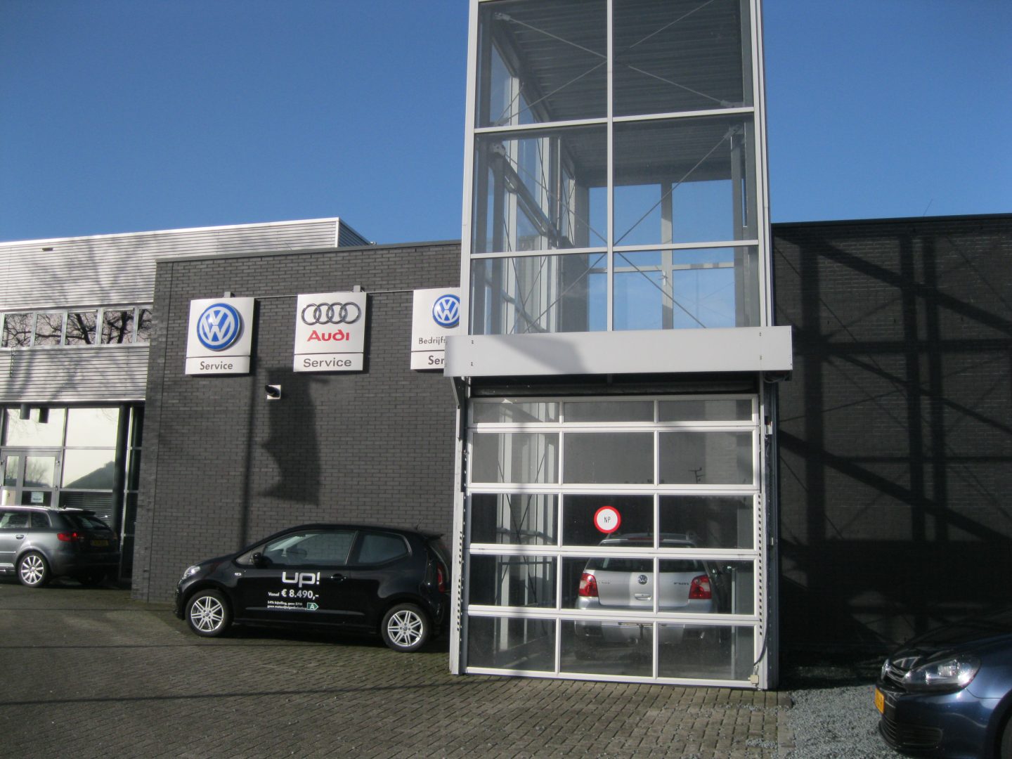 Autolift bij een autodealer