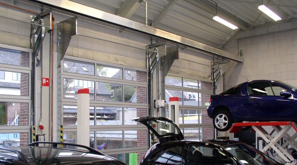 Compact deuren in een autogarage