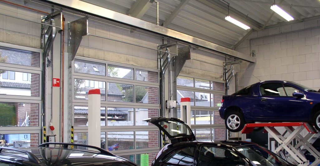 Compact deuren in een autogarage